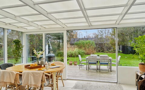 Jannike - 150M from the Sea: Hout, Huis, Veranda, Dek, Hardwood, Dak, Beits, Houten Vloer, Eco Hotel