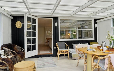 Jannike - 150M from the Sea: Hout, Huis, Veranda, Dek, Hardwood, Dak, Beits, Houten Vloer, Eco Hotel