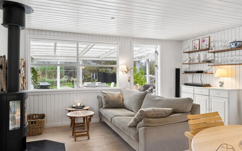 Jannike - 150M from the Sea: Hout, Huis, Veranda, Dek, Hardwood, Dak, Beits, Houten Vloer, Eco Hotel