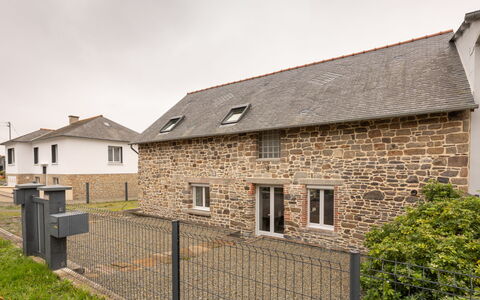 Tiegezh: Lucht, Gebouw, Fabriek, Eigendom, Venster, Huis, Land Lot, Hout, Steen, Verblijf