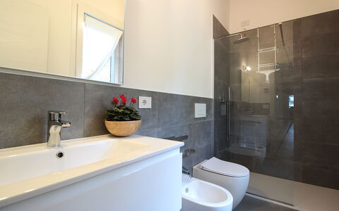 Casa Delle Eriche, Colli Euganei, Pool, Wifi: Badkamer, Loodgieterswerkinrichting, Flooring, Verdieping, Interieur Ontwerp, Wastafel In De Badkamer, Wastafel, Kraan, Toilet, Loodgieter