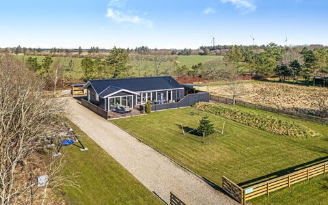 Elisaveta - 400M to the Fjord: Hout, Huis, Veranda, Dek, Hardwood, Dak, Beits, Houten Vloer, Eco Hotel