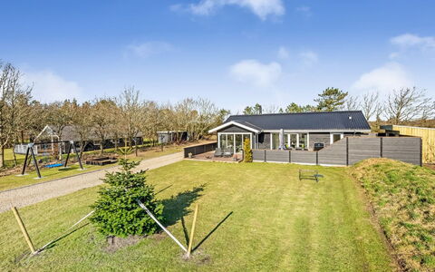 Elisaveta - 400M to the Fjord: Hout, Huis, Veranda, Dek, Hardwood, Dak, Beits, Houten Vloer, Eco Hotel