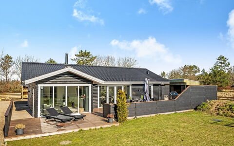 Elisaveta - 400M to the Fjord: Hout, Huis, Veranda, Dek, Hardwood, Dak, Beits, Houten Vloer, Eco Hotel