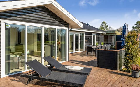 Elisaveta - 400M to the Fjord: Hout, Huis, Veranda, Dek, Hardwood, Dak, Beits, Houten Vloer, Eco Hotel