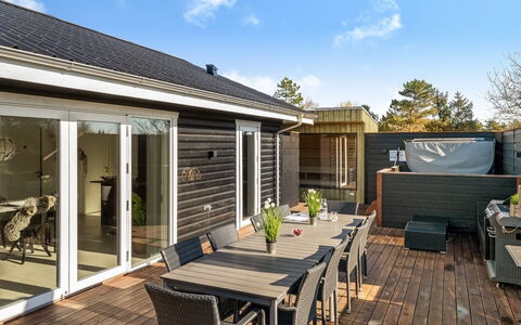 Elisaveta - 400M to the Fjord: Hout, Huis, Veranda, Dek, Hardwood, Dak, Beits, Houten Vloer, Eco Hotel