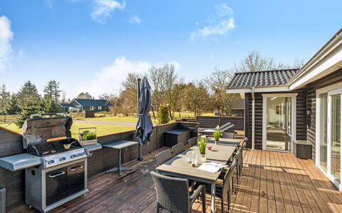 Elisaveta - 400M to the Fjord: Hout, Huis, Veranda, Dek, Hardwood, Dak, Beits, Houten Vloer, Eco Hotel