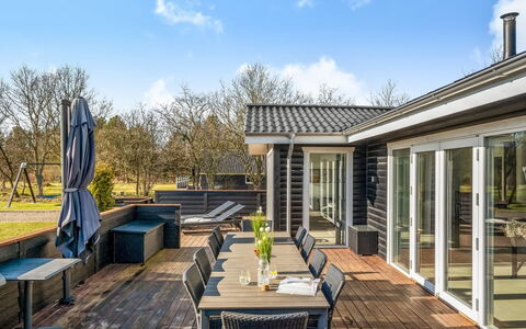 Elisaveta - 400M to the Fjord: Hout, Huis, Veranda, Dek, Hardwood, Dak, Beits, Houten Vloer, Eco Hotel