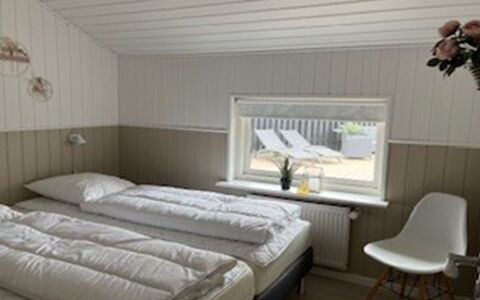 Elvin - 2Km from the Sea: Hout, Slaapkamer, Interieur Ontwerp, Bedding, Bed, Laken, Plafond, Verdieping, Meubilair, Bed Frame