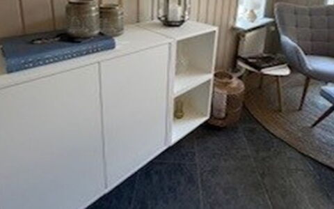 Elvin - 2Km from the Sea: Meubilair, Interieur Ontwerp, Flooring, Verdieping, Huis, Kamer, Woonkamer, Bloempot, Kamerplant