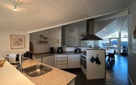 Elvin - 2Km from the Sea: Flooring, Plafond, Interieur Ontwerp, Hout, Verdieping, Meubilair, Lichte Inrichting, Huis, Countertop, Keuken