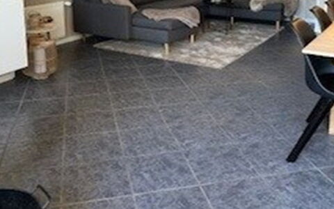 Elvin - 2Km from the Sea: Flooring, Verdieping, Tegel, Natuurlijk Materiaal, Woonkamer, Stoel