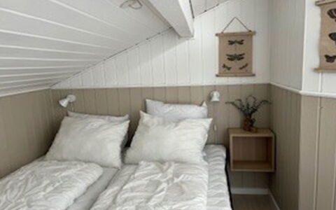 Elvin - 2Km from the Sea: Hout, Slaapkamer, Interieur Ontwerp, Verdieping, Flooring, Bed, Meubilair, Bedding, Laken, Plafond