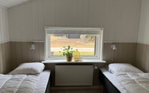 Elvin - 2Km from the Sea: Slaapkamer, Verdieping, Bed, Interieur Ontwerp, Bedding, Bed Frame, Laken, Plafond, Beits, Hardwood