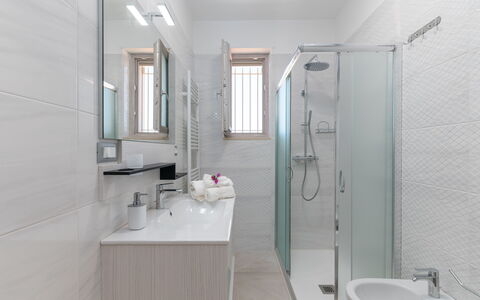 Villa Normanni: Kraan, Loodgieterswerkinrichting, Wastafel, Eigendom, Spiegel, Badkamer, Interieur Ontwerp, Douche, Gebouw
