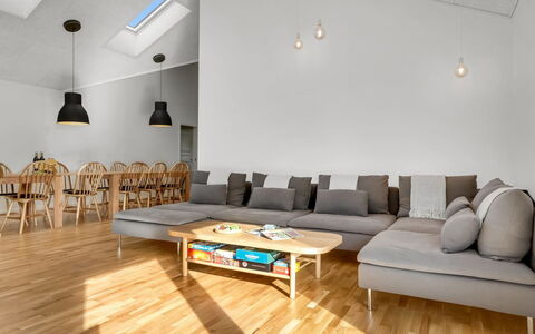 Rajna - 250M from the Sea: Meubilair, Interieur Ontwerp, Flooring, Verdieping, Houten Vloer, Muur, Bankstel, Hout, Plafond, Woonkamer