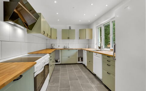 Rajna - 250M from the Sea: Keuken, Countertop, Cabinetry, Flooring, Toestel Van De Keuken, Interieur Ontwerp, Hout, Major Appliance, Plafond, Verdieping