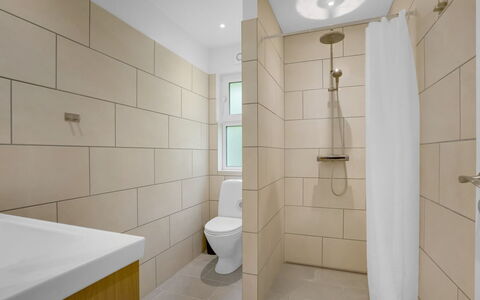 Rajna - 250M from the Sea: Flooring, Badkamer, Muur, Verdieping, Toilet, Interieur Ontwerp, Wc Bril, Loodgieterswerkinrichting, Tegel, Loodgieter