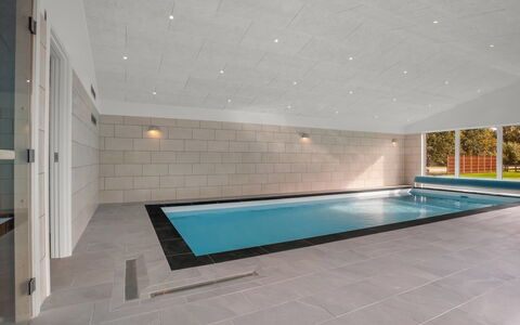 Rajna - 250M from the Sea: Flooring, Plafond, Verdieping, Interieur Ontwerp, Tegel, Natuurlijk Materiaal, Daylighting, Ontwerp, Zwembad