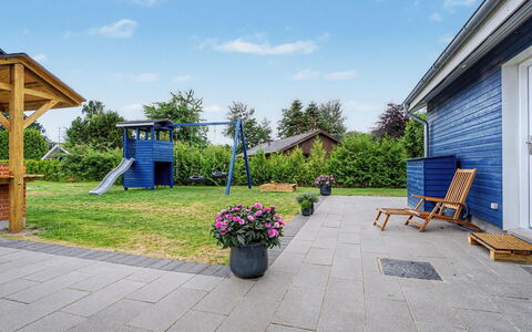 Rajna - 250M from the Sea: Blauw, Struik, Tuin, Schaduw, Landscaping, Gazon, Werf, Landgoed, Backyard, Eco Hotel