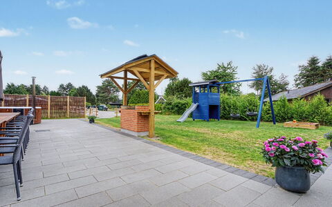 Rajna - 250M from the Sea: Tuin, Schaduw, Landscaping, Park, Buitenmeubels, Gazon, Werf, Eco Hotel, Gang, Hek