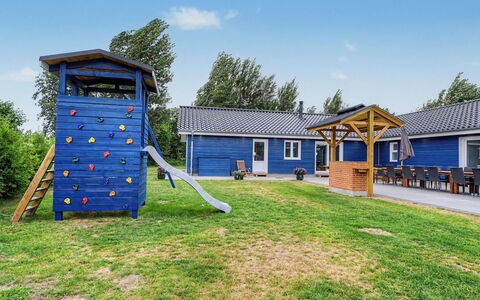 Rajna - 250M from the Sea: Blauw, Schaduw, Verblijf, Werf, Gazon, Tuin, Landscaping, Backyard, Siding, Landgoed