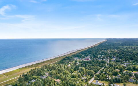 Rajna - 250M from the Sea: Lucht, Meubilair, Hout, Buitenmeubels, Tafel, Stoel, Wolk, Buitentafel, Hardwood, Plank