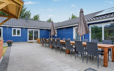 Rajna - 250M from the Sea: Lucht, Meubilair, Hout, Buitenmeubels, Tafel, Stoel, Wolk, Buitentafel, Hardwood, Plank