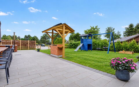 Rajna - 250M from the Sea: Lucht, Meubilair, Hout, Buitenmeubels, Tafel, Stoel, Wolk, Buitentafel, Hardwood, Plank