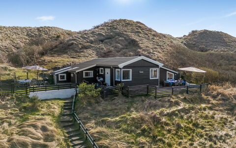 Sella - 600M from the Sea: Verblijf, Terrein, Landelijk Gebied, Helling, Veranda, Blokhut, Hut, Siding, Dicht Struikgewas