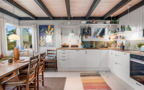 Sella - 600M from the Sea: Keuken, Countertop, Meubilair, Flooring, Interieur Ontwerp, Hout, Toestel Van De Keuken, Major Appliance, Plafond, Cabinetry