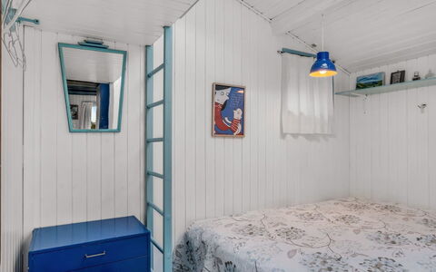Sella - 600M from the Sea: Hout, Flooring, Verdieping, Interieur Ontwerp, Plafond, Slaapkamer, Kamer, Bed, Laken, Linens