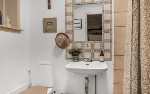 Sella - 600M from the Sea: Muur, Badkamer, Wc Bril, Interieur Ontwerp, Flooring, Loodgieterswerkinrichting, Verdieping, Wastafel In De Badkamer, Toilet, Kamer