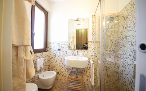 Villa Don Sante In Locorotondo Puglia: Spiegel, Kraan, Loodgieterswerkinrichting, Eigendom, Wastafel, Gebouw, Purper, Badkamer, Wastafel In De Badkamer, Interieur Ontwerp