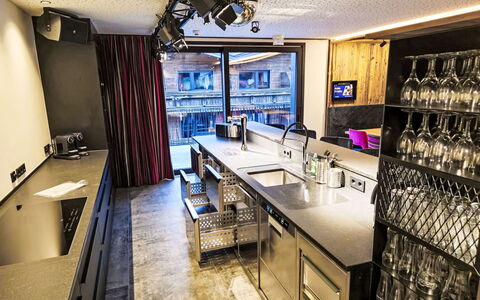 Das Rocking Home: Interieur Ontwerp, Verlichting, Plafond, Flooring, Meubilair, Countertop, Keuken, Lichte Inrichting, Cabinetry, Stoel