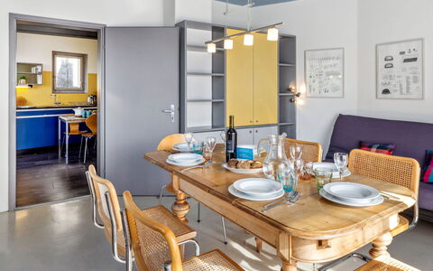 Egner- Apt.panorama: Tafel, Meubilair, Eigendom, Stoel, Tableware, Hout, Interieur Ontwerp, Keuken En Eettafel, Bankstel, Fotolijst