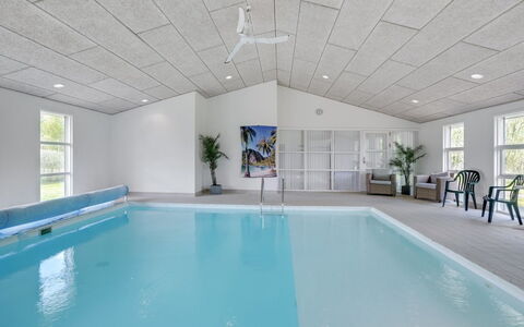Frederikka - 1.9Km from the Sea: Flooring, Plafond, Verdieping, Interieur Ontwerp, Zwembad, Toevlucht, Stoel, Ontwerp, Tegel, Hotel