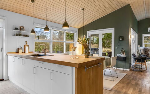 Frederikka - 1.9Km from the Sea: Keuken, Countertop, Interieur Ontwerp, Meubilair, Flooring, Cabinetry, Hout, Plafond, Lichte Inrichting, Verdieping
