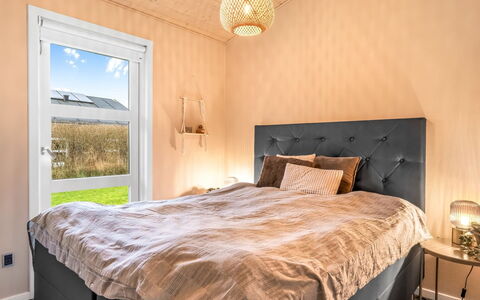 Frederikka - 1.9Km from the Sea: Slaapkamer, Hout, Bed, Interieur Ontwerp, Meubilair, Flooring, Verdieping, Laken, Bedding, Bed Frame