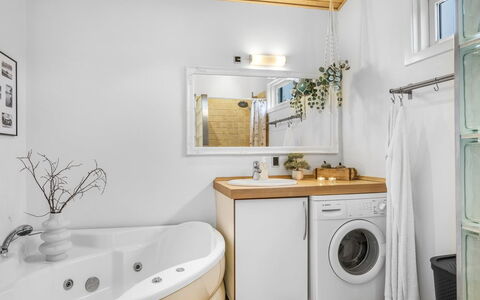 Frederikka - 1.9Km from the Sea: Badkamer, Interieur Ontwerp, Loodgieterswerkinrichting, Flooring, Verdieping, Wastafel, Kraan, Plafond, Wastafel In De Badkamer, Badkamerkast