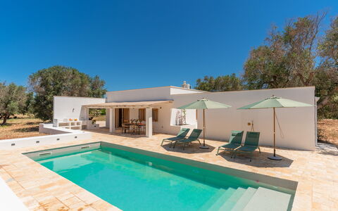 Villa Jolie: Blauw, Schaduw, Zwembad, Ontwerp, Landscaping, Tegel, Villa, Toevlucht