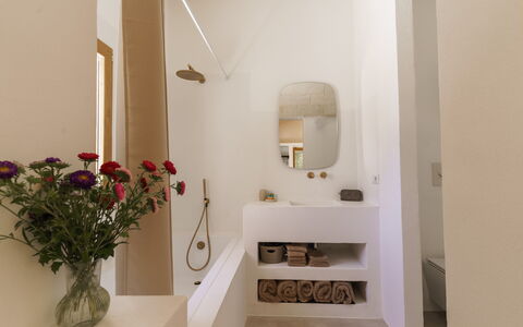 Villa Jolie: Badkamer, Muur, Interieur Ontwerp, Flooring, Loodgieterswerkinrichting, Verdieping, Wastafel In De Badkamer, Hout, Huis, Verlichting