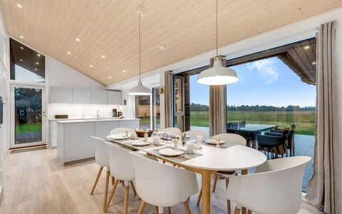 Corina - 850M to the Fjord: Hout, Plafond, Hardwood, Houten Vloer, Keuken En Eettafel, Lichte Inrichting, Plank, Woonkamer, Kroonluchter