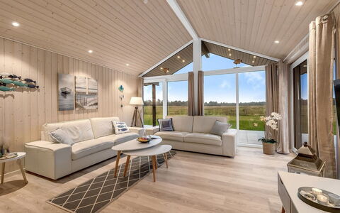 Corina - 850M to the Fjord: Hout, Interieur Ontwerp, Plafond, Flooring, Woonkamer, Verdieping, Houten Vloer, Bankstel, Huis, Meubilair