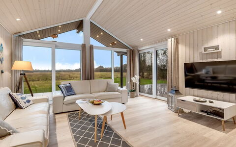 Corina - 850M to the Fjord: Plafond, Interieur Ontwerp, Woonkamer, Huis, Bankstel, Lichte Inrichting, Hardwood, Stoel