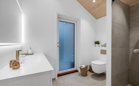 Corina - 850M to the Fjord: Flooring, Verdieping, Hout, Loodgieterswerkinrichting, Interieur Ontwerp, Plafond, Badkamer, Wastafel, Kraan, Huis