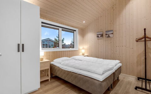 Corina - 850M to the Fjord: Hout, Slaapkamer, Bed, Huis, Plafond, Bed Frame, Bedding, Freezing, Laken, Sneeuw