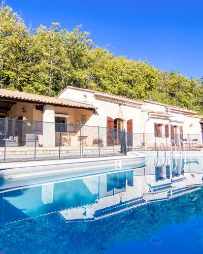 Villa Camille: Water, Lucht, Gebouw, Eigendom, Zwembad, Fabriek, Blauw, Venster, Azure, Boom