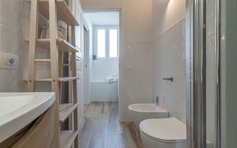 Sospiri Sul Mare: Bad, Gebouw, Badkamer, Hout, Loodgieterswerkinrichting, Interieur Ontwerp, Verdieping, Flooring, Wastafel