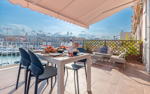 Sospiri Sul Mare: Lucht, Tafel, Eigendom, Meubilair, Gebouw, Stoel, Wolk, Schaduw, Azure, Water